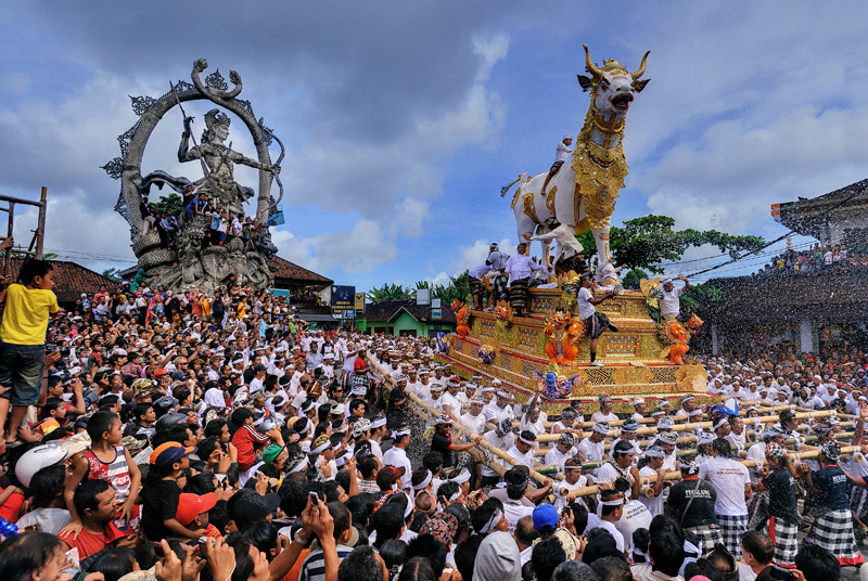 Ngabe, or a cremation ceremony in Bali.